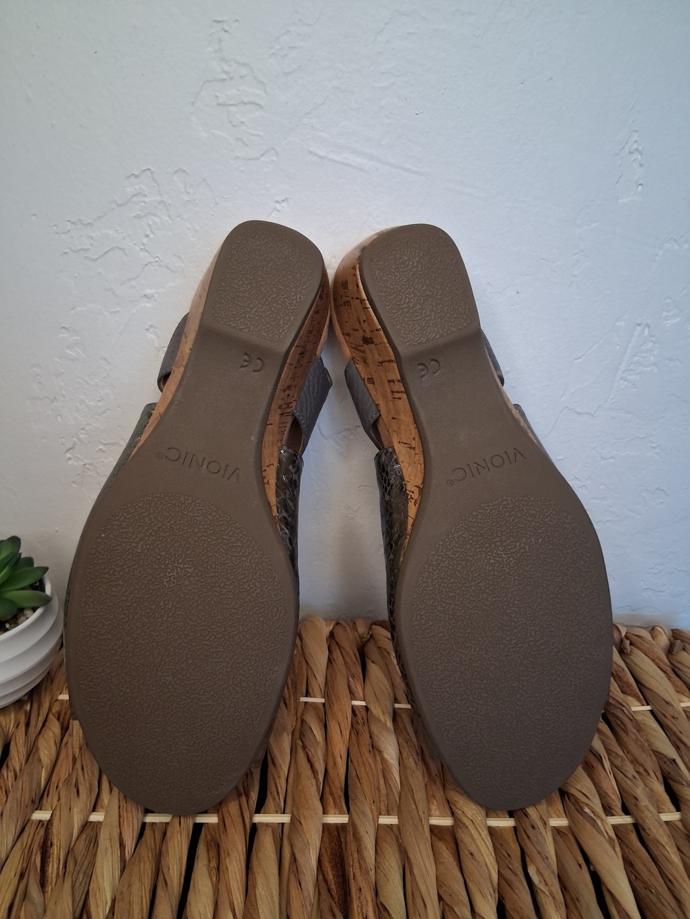 Vionic Tatiana Wedge Sandals Sz 11 Metallic Snake Embossed Cork Heel Comfort Ort - Picture 7 of 7